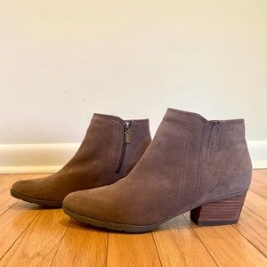Blondo like new suede waterproof booties